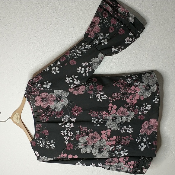 Gray and pink floral blouse size LP - Picture 5 of 5